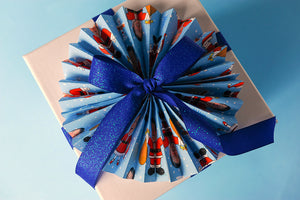 Giftwrapping bow technique: the circular fan reveal